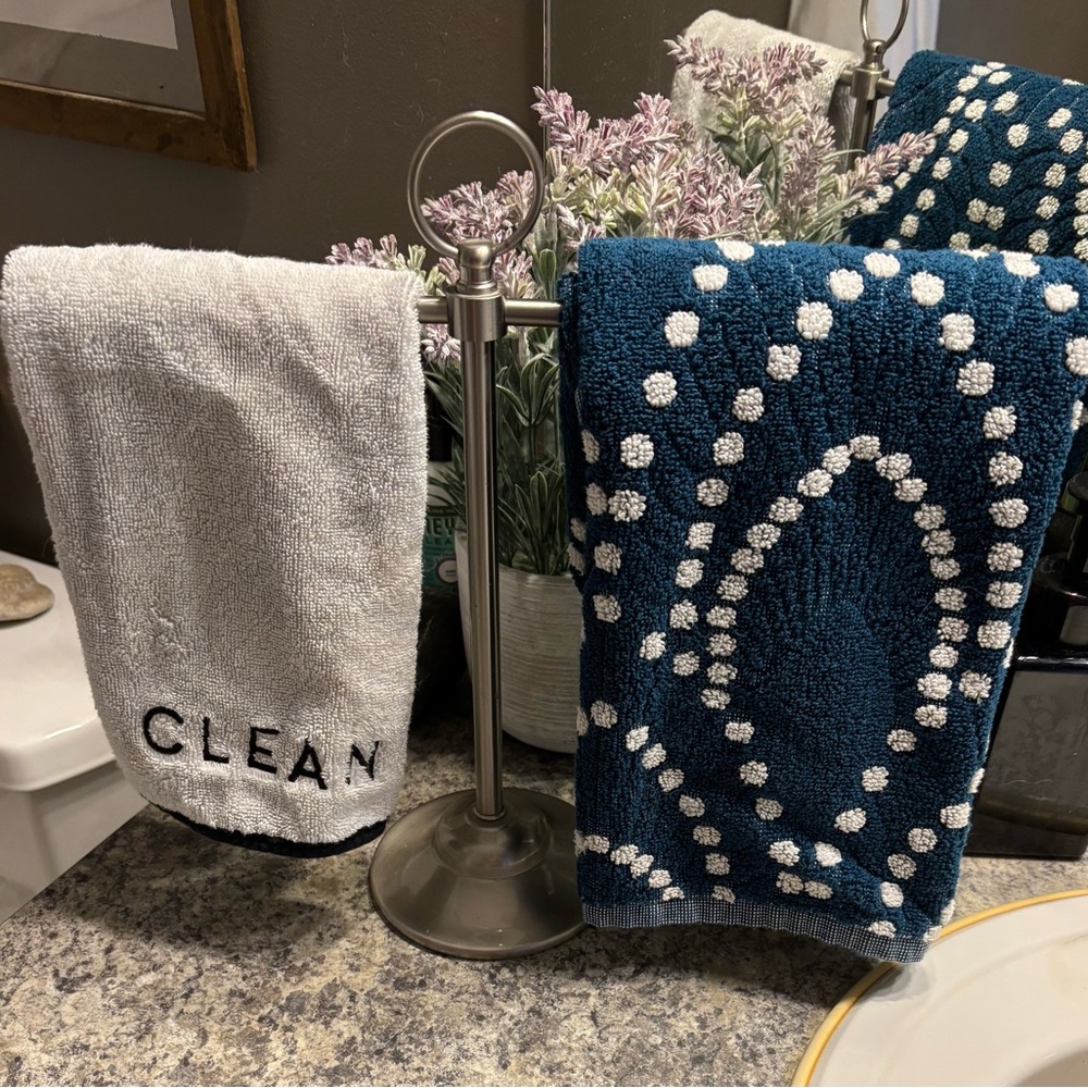 Hand towel Rack. - Picture 3 of 7